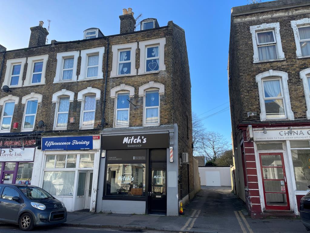Lot: 104 - FREEHOLD MIXED-USE INVESTMENT - Front photo of end-terrace building
